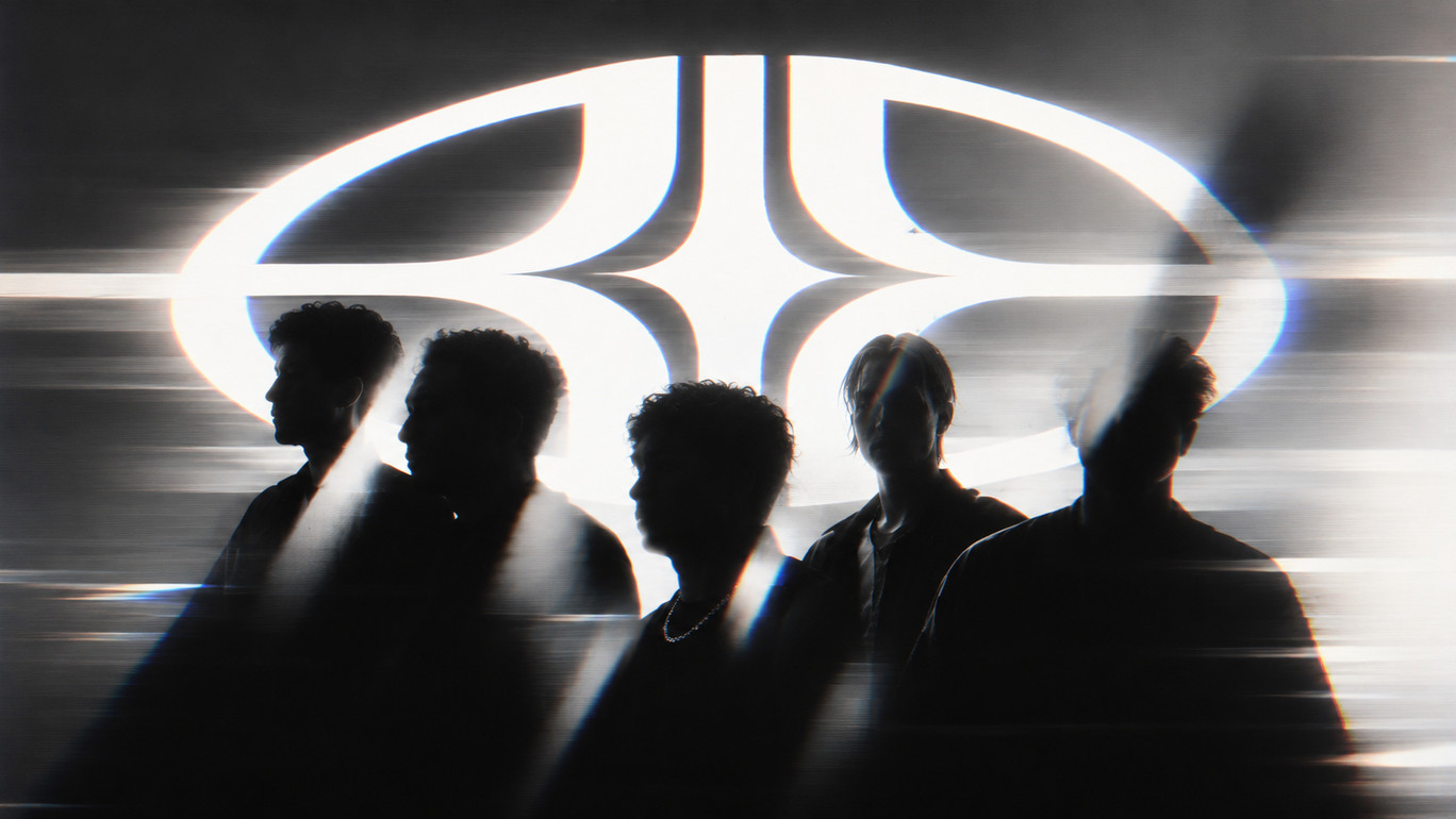 Les cinq membres de Behind Locked Doors en silhouette devant le logo BLD lumineux